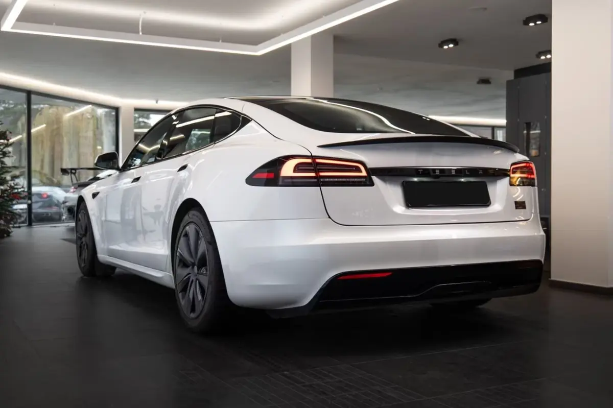 Tesla Model S Plaid 2025, tableau de bord — Geneva Luxury Car Rental, Genève. Tesla Model S Plaid à Genève La Tesla Model S Plaid 2025 est proposée à la location à…