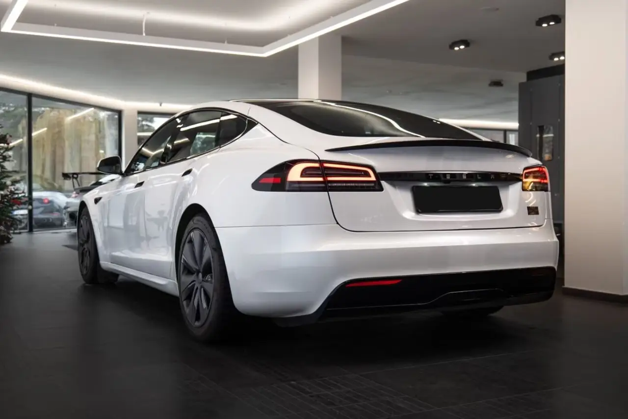 Tesla Model S Plaid 2025, tableau de bord — Geneva Luxury Car Rental, Genève. Tesla Model S Plaid à Genève La Tesla Model S Plaid 2025 est proposée à la location à…