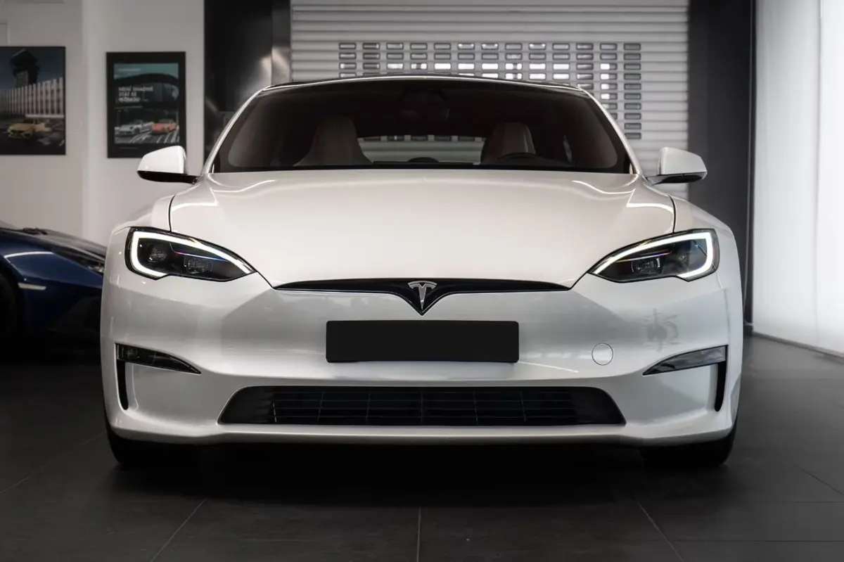 Tesla Model S Plaid 2025, profil latéral — Geneva Luxury Car Rental, Genève. Tesla Model S Plaid à Genève La Tesla Model S Plaid 2025 est proposée à la location à…