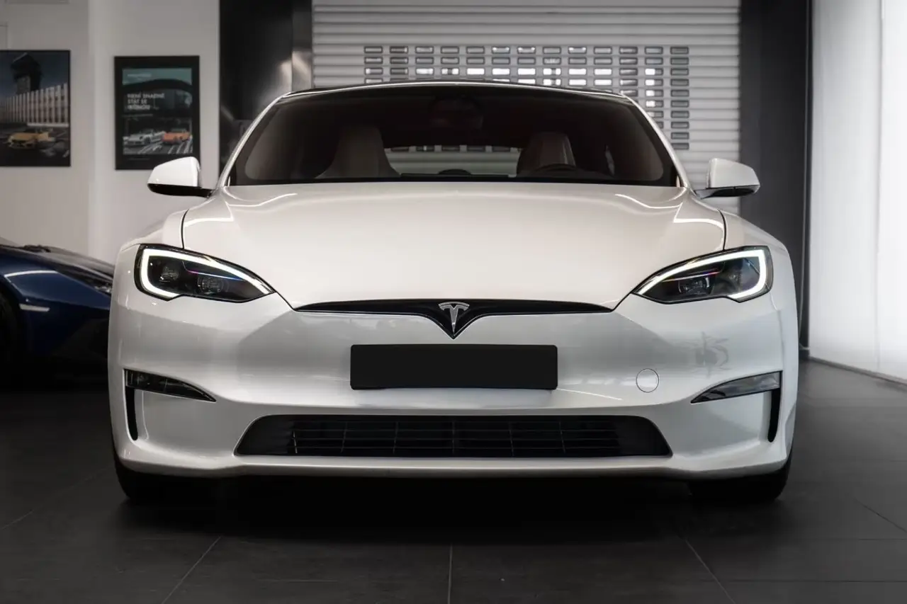 Tesla Model S Plaid 2025, profil latéral — Geneva Luxury Car Rental, Genève. Tesla Model S Plaid à Genève La Tesla Model S Plaid 2025 est proposée à la location à…