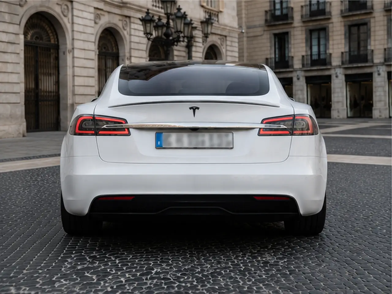 Tesla Model S Plaid 2025, vue arrière — Geneva Luxury Car Rental, Genève. Tesla Model S Plaid à Genève La Tesla Model S Plaid 2025 est proposée à la location à…