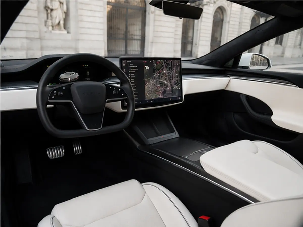 Tesla Model S Plaid 2025, intérieur — Geneva Luxury Car Rental, Genève. Tesla Model S Plaid à Genève La Tesla Model S Plaid 2025 est proposée à la location à…